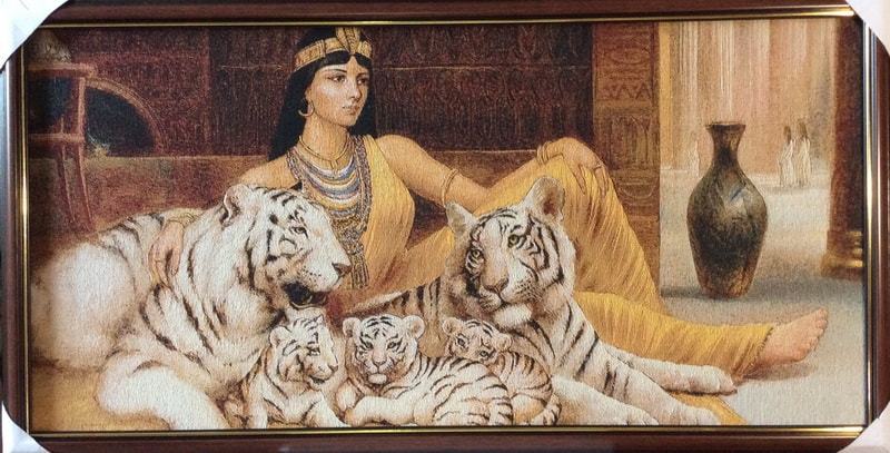 Клеопатра с белыми тиграми